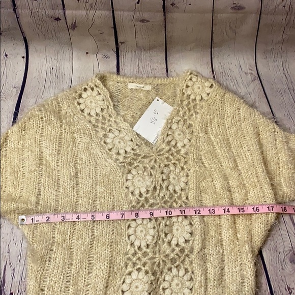 Kanvas short sleeve floral crochet furry sweater - Picture 5 of 8